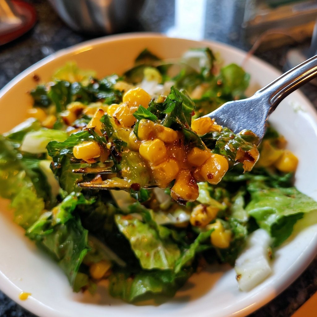 Chinakohl-Salat mit Mais und Honig-Senf-Dressing